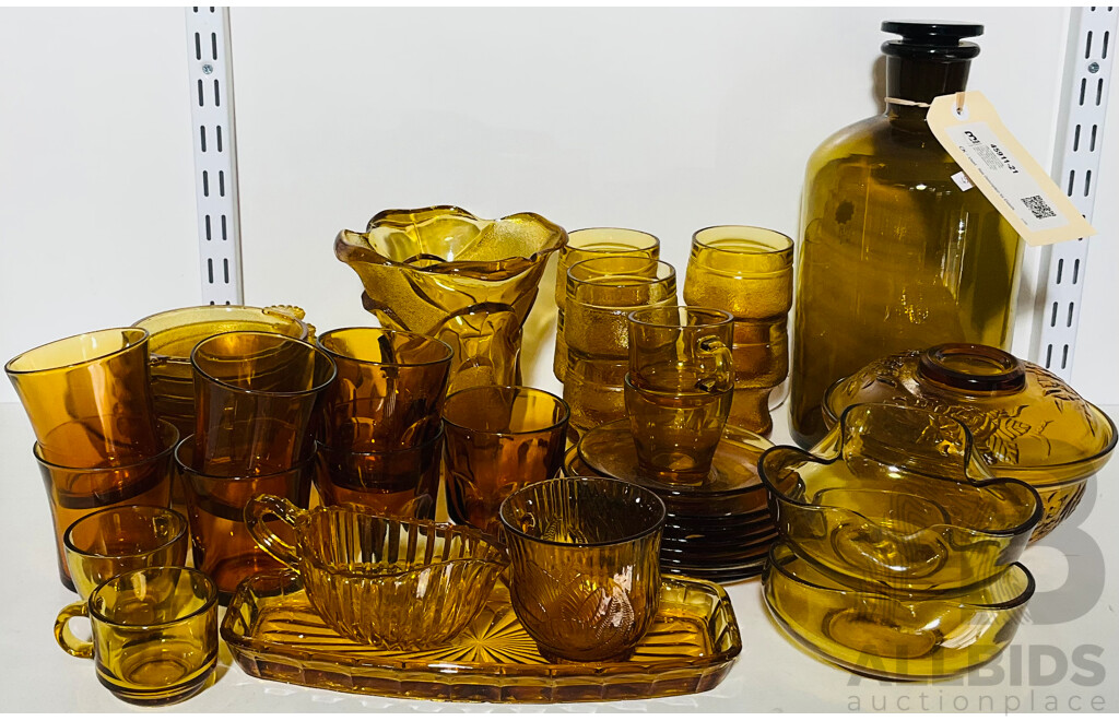 Large Collection of Vintage Amber Glassware Including Incomplete Set of Bormioli Ware - Made in Italy, Alongside Some Pasari Indonesian Ware and More Including a Large Apothecary Jar
