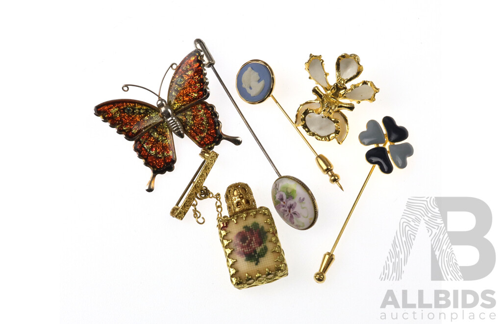 Collection of Vintage Brooches & Pins Including Gold Plated Snuff Bottle Brooch with Tapestry