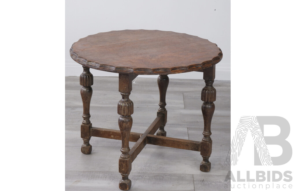 Vintage Round Oak Occassional Table with Pie Crust Edge