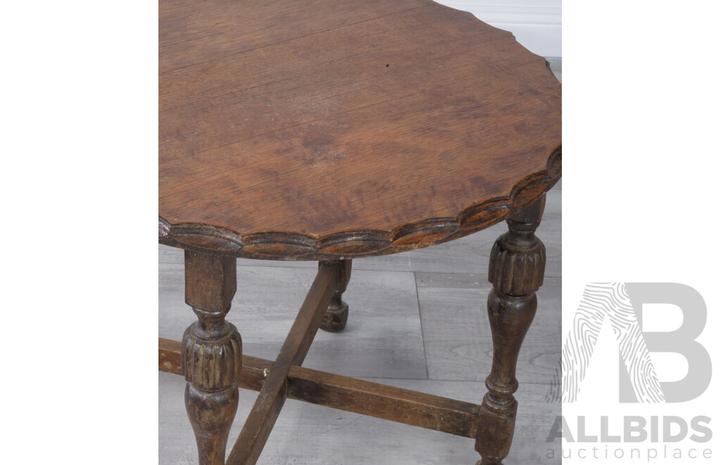 Vintage Round Oak Occassional Table with Pie Crust Edge