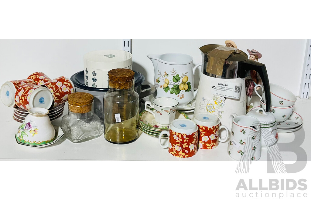 Large Quantity of Homewares Including Corning Ware 6 Cup Jug and More