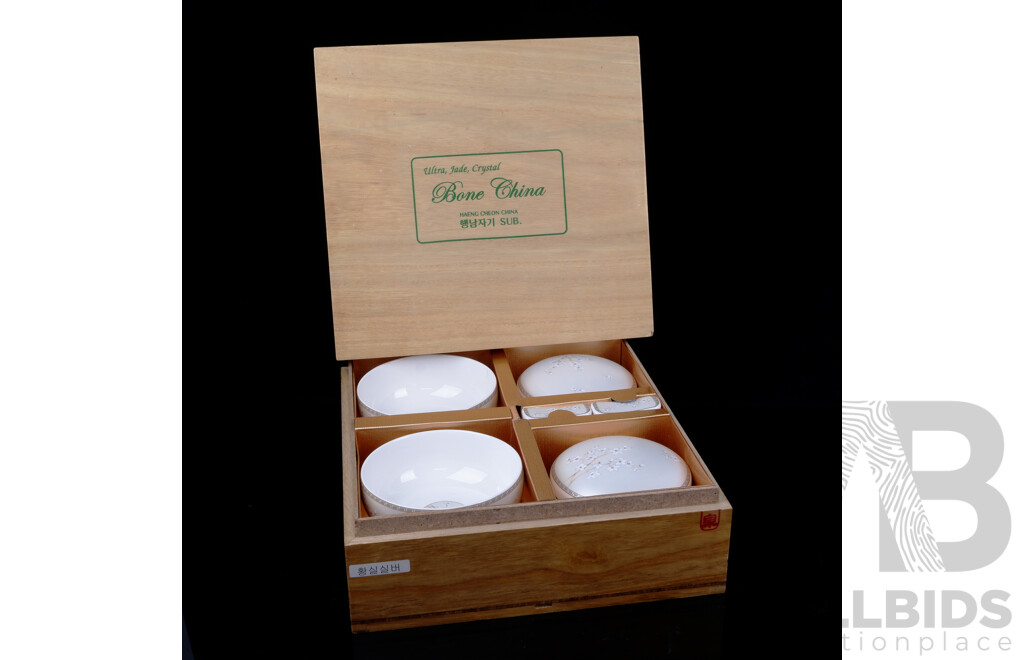 Set Korean Porcelain in Wooden Case