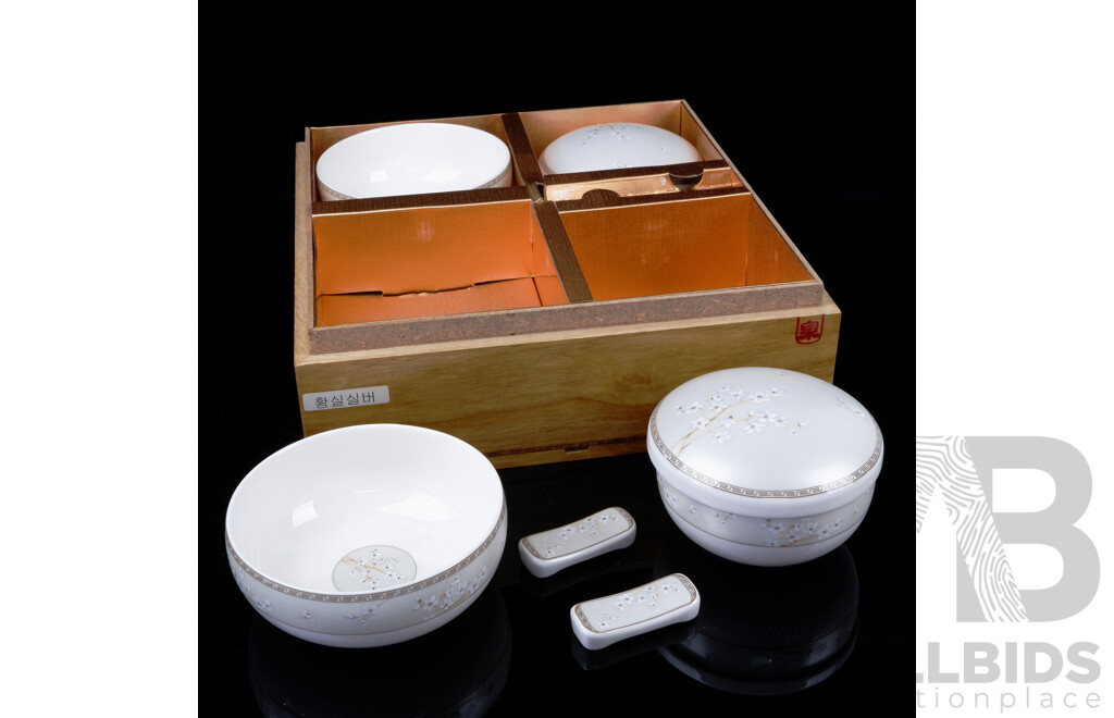 Set Korean Porcelain in Wooden Case