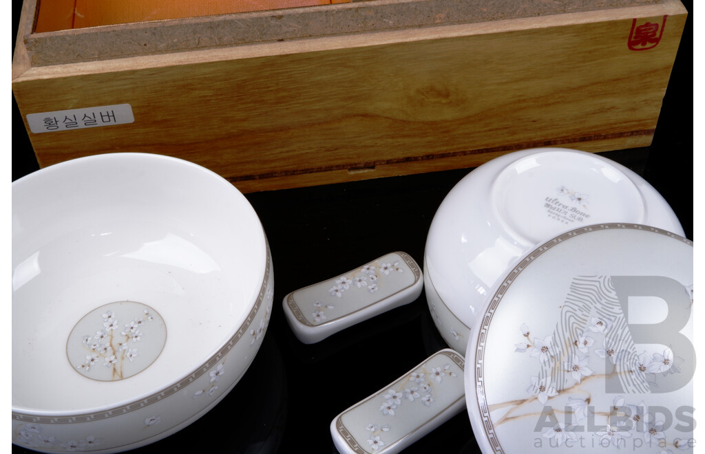 Set Korean Porcelain in Wooden Case