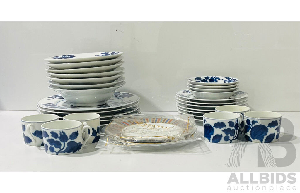 Collection Retro Fitz and Floyd Porcelain Dinner Ware in Floral Indigo Pattern