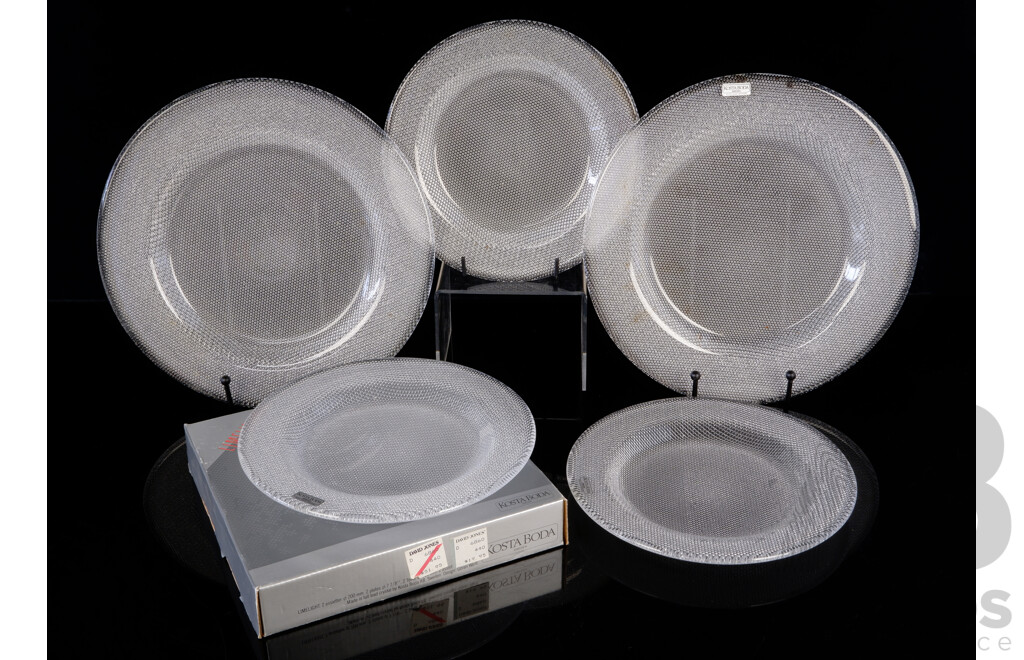 Five Mid Century Kosta Boda Frosted Glass Plates in Limelight Pattern Including Two in Original Box