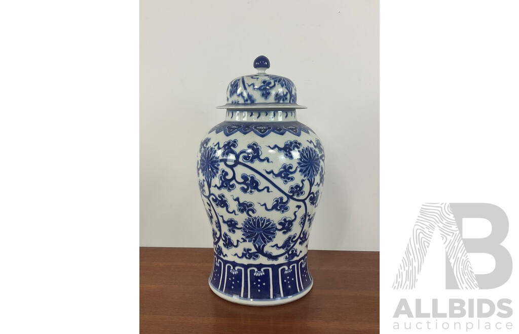 Large Chinese Porcelain Blue and White Lidded Jar