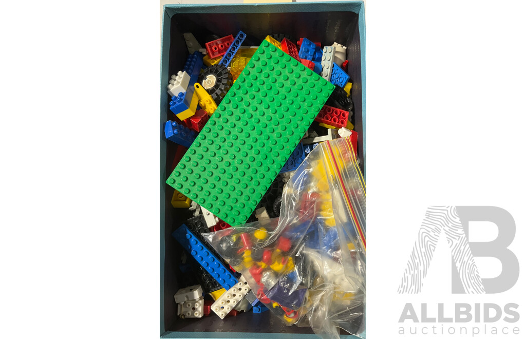 Collection Vintage Lego and Lego Compatable Bricks Including Vintage Mini Figures