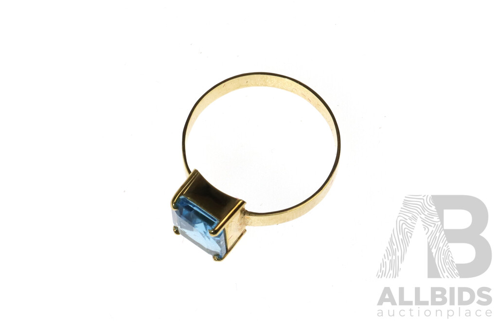 14ct Blue Topaz Ring, Size S, 3.00 Grams