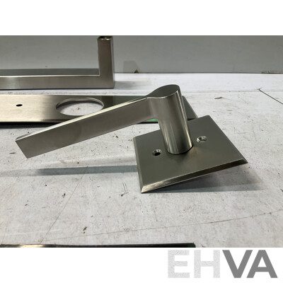 DELF ARCHTECTURAL Metro X1 675mm Plate Pull Handle