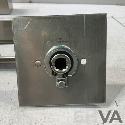 DELF ARCHTECTURAL Metro X1 675mm Plate Pull Handle