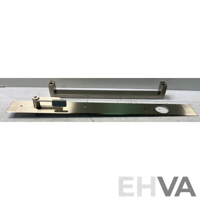 DELF ARCHTECTURAL Metro X1 675mm Plate Pull Handle