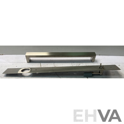DELF ARCHTECTURAL Metro X1 675mm Plate Pull Handle