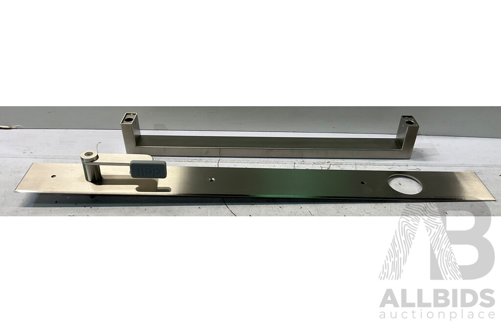 DELF ARCHTECTURAL Metro X2 740mm Plate Pull Handle