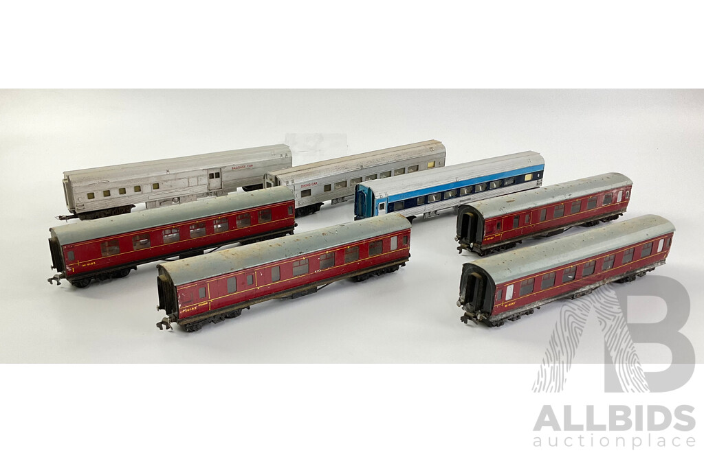 Vintage Tri-Ang and Hornby HO/OO Scale Passenger Carriages, Made in England