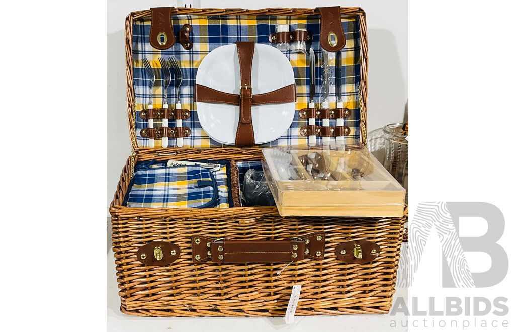 Avanti Picnic Basket with Plates, Cups and Cutlery Alongside a Built in Zip Up Cooler, and a Separate Set of Cutlery