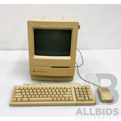 Apple (M4150) Macintosh Classic II Desktop Computer W/ Carry Bag, Mouse, Keyboard and Guide Books