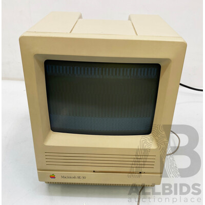 Apple (M5119) Macintosh SE/30 Desktop Computer W/ Carry Bag, Mouse