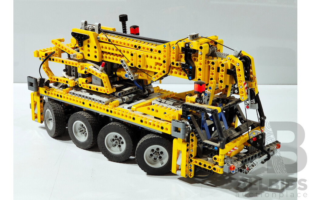 Lot of 2 Pre-Built Lego Sets : Lego Technic Mobile Crane & Lego Star Wars Slave I
