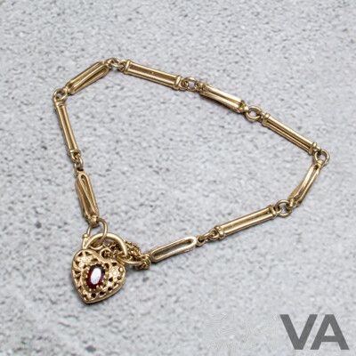 9ct Gate Bracelet with Heart Shaped Filigree Padlock with Garnet, 18cm, 9.20 Grams
