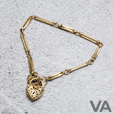 9ct Gate Bracelet with Heart Shaped Filigree Padlock with Garnet, 18cm, 9.20 Grams