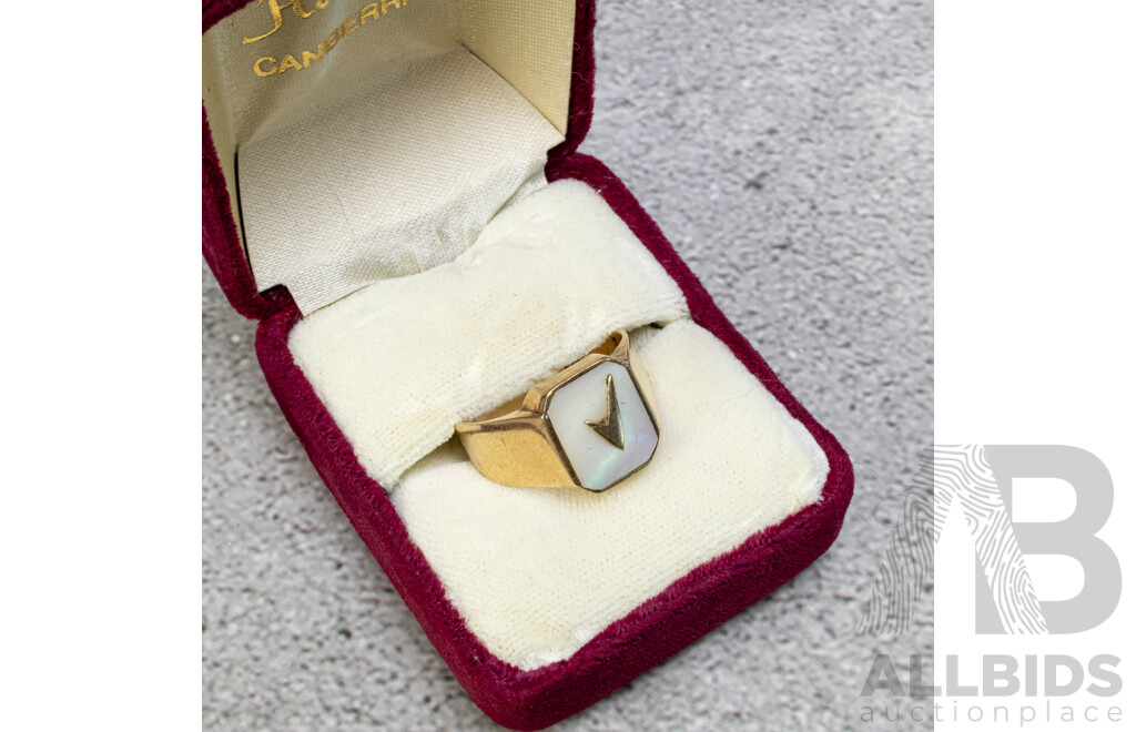 9ct Inlaid Mother of Pearl & V Check Mark Signet Ring, Size T, 6.23 Grams