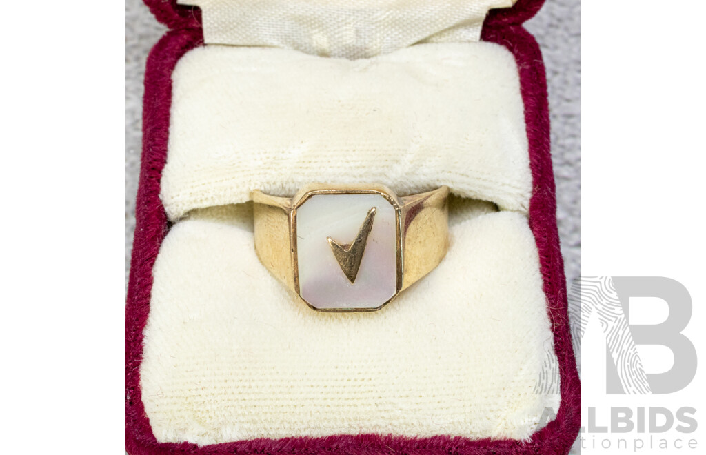 9ct Inlaid Mother of Pearl & V Check Mark Signet Ring, Size T, 6.23 Grams