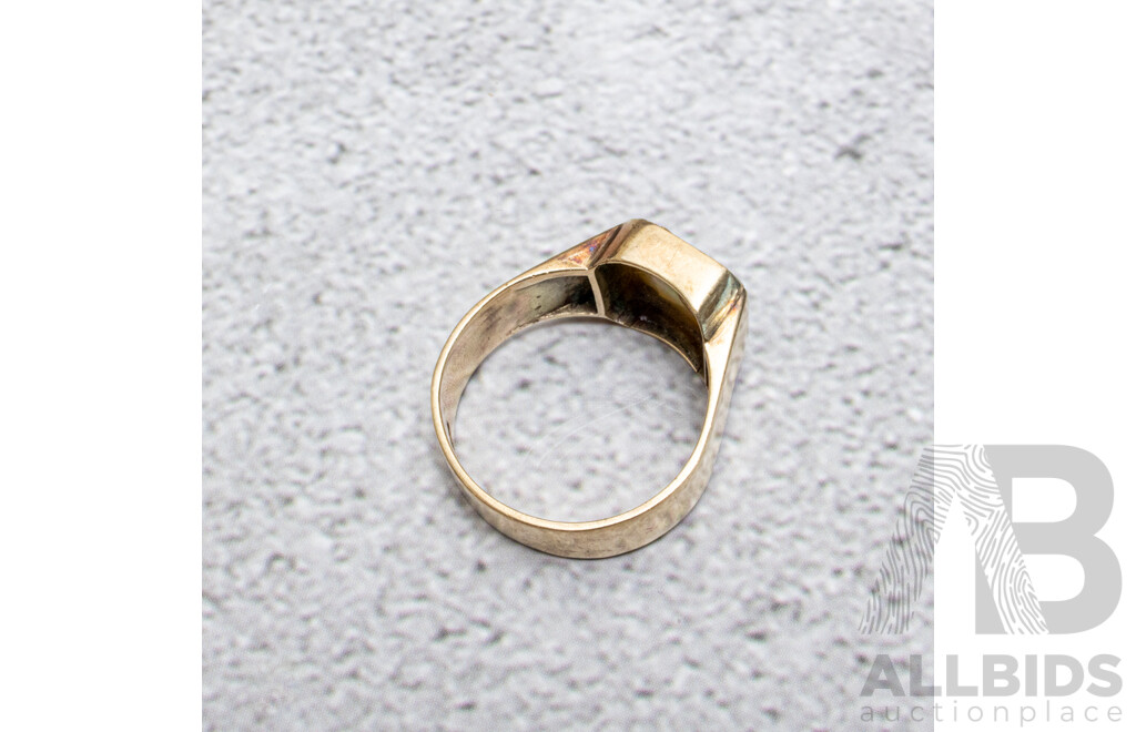 9ct Inlaid Mother of Pearl & V Check Mark Signet Ring, Size T, 6.23 Grams