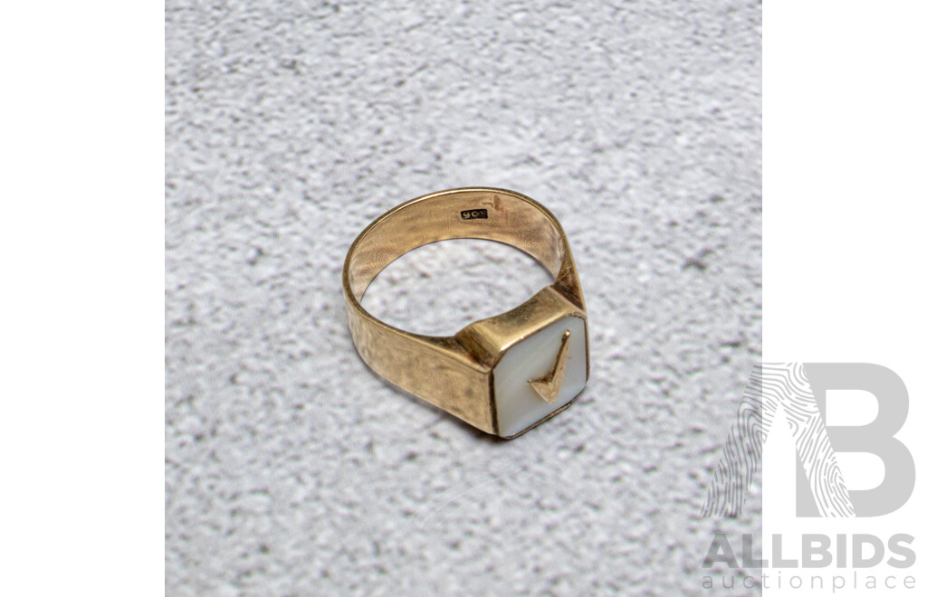 9ct Inlaid Mother of Pearl & V Check Mark Signet Ring, Size T, 6.23 Grams