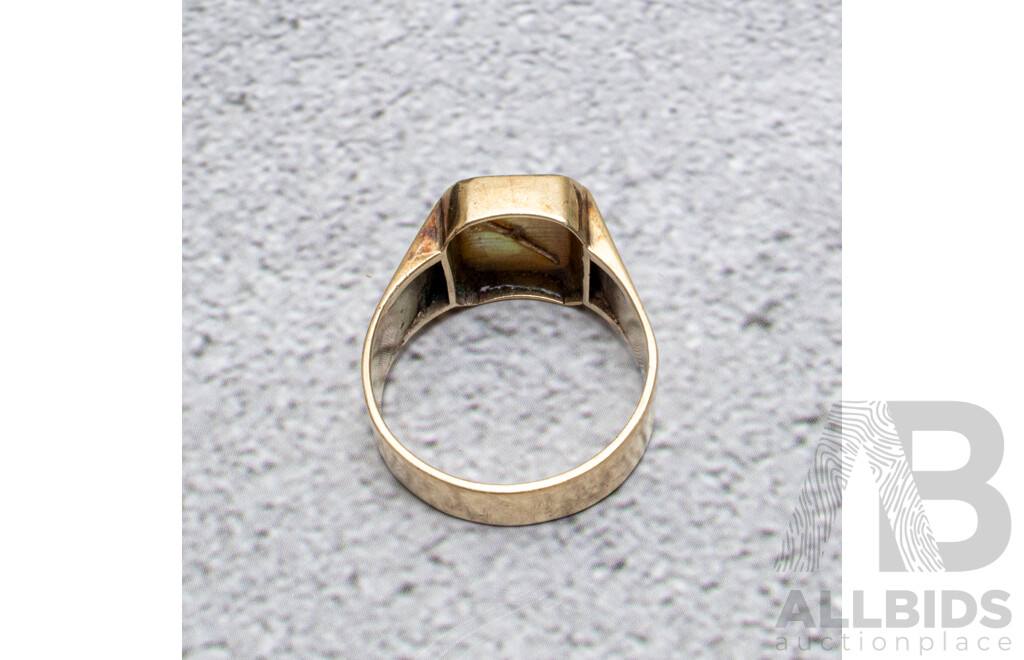 9ct Inlaid Mother of Pearl & V Check Mark Signet Ring, Size T, 6.23 Grams
