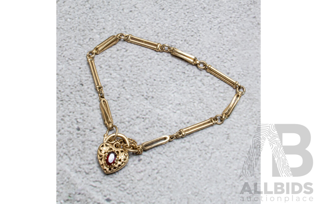 9ct Gate Bracelet with Heart Shaped Filigree Padlock with Garnet, 18cm, 9.20 Grams