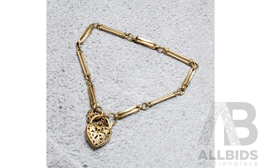 9ct Gate Bracelet with Heart Shaped Filigree Padlock with Garnet, 18cm, 9.20 Grams