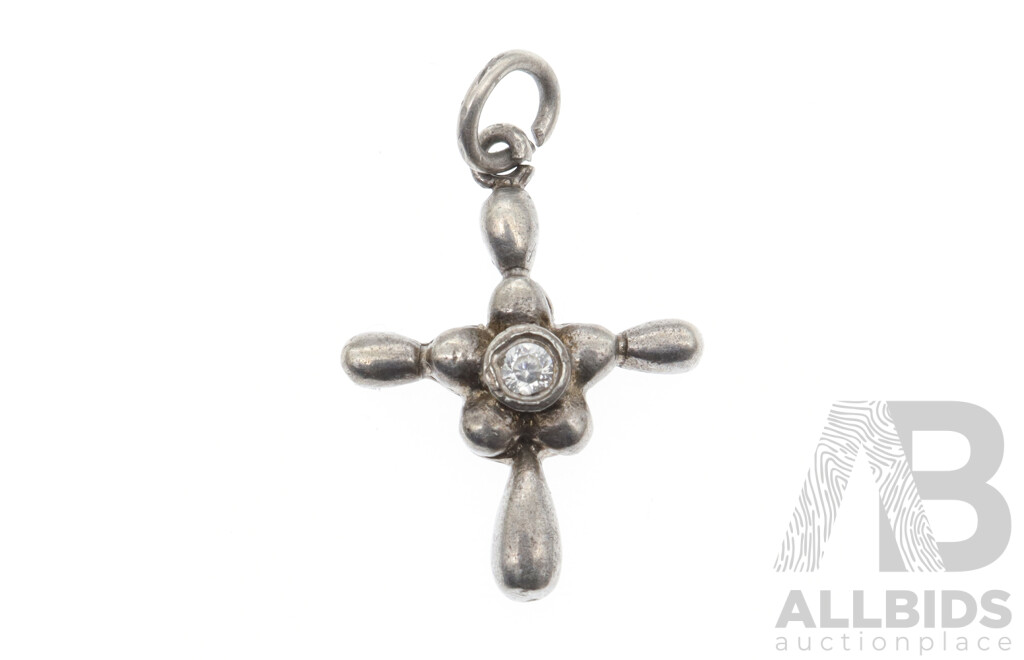 14ct White Gold Vintage Cross Pendant with White Topaz, 20mm X 15mm, 1.68 Grams