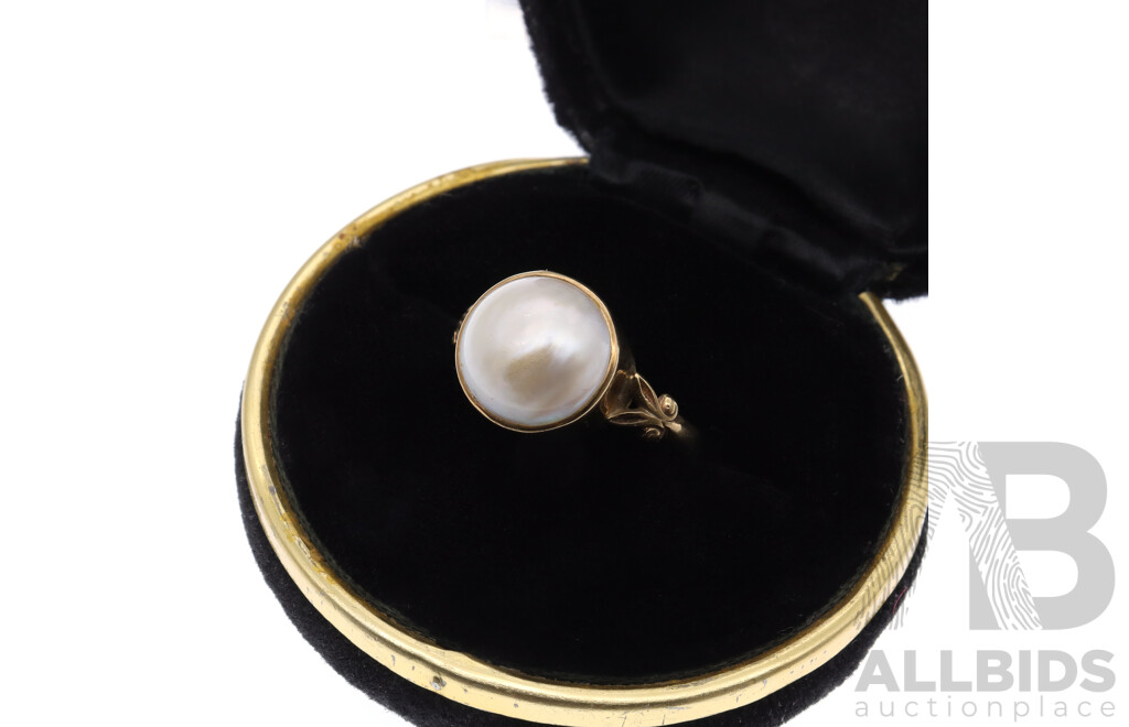 9ct Mabe Pearl Ring, Size O, 3.05 Grams