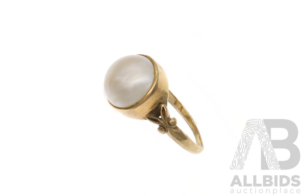 9ct Mabe Pearl Ring, Size O, 3.05 Grams