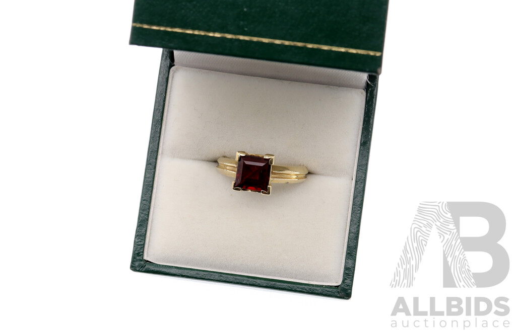 9ct Garnet Princess Cut Solitaire Ring, Size K, 4.44 Grams