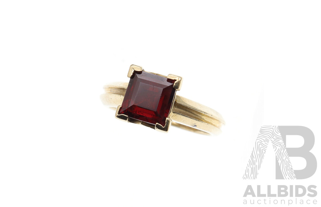 9ct Garnet Princess Cut Solitaire Ring, Size K, 4.44 Grams