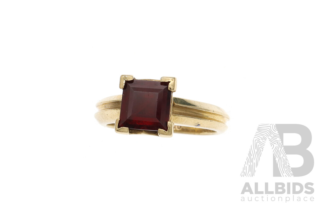 9ct Garnet Princess Cut Solitaire Ring, Size K, 4.44 Grams