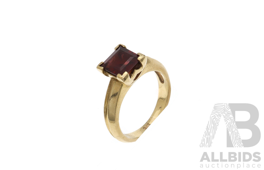 9ct Garnet Princess Cut Solitaire Ring, Size K, 4.44 Grams