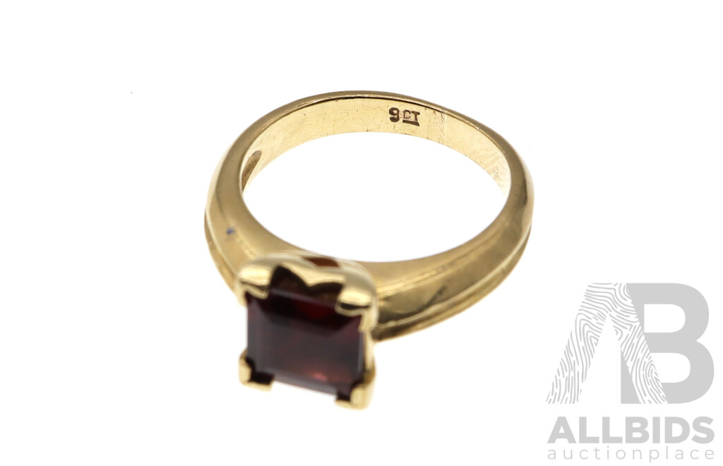 9ct Garnet Princess Cut Solitaire Ring, Size K, 4.44 Grams