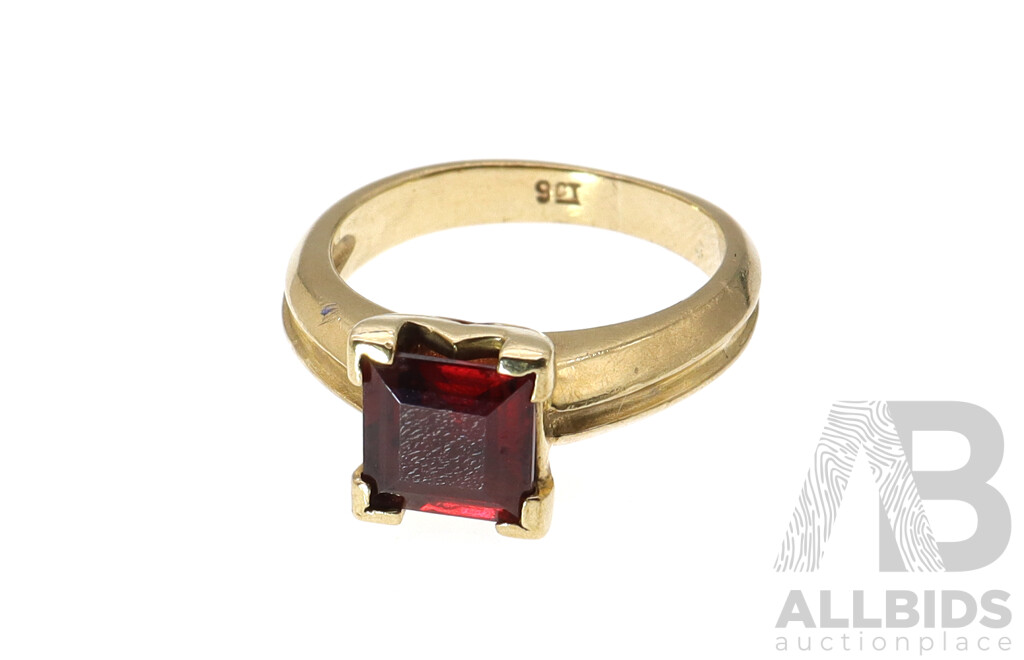 9ct Garnet Princess Cut Solitaire Ring, Size K, 4.44 Grams