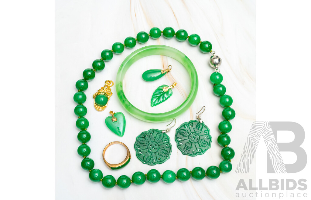 Collection of Vintage Carved Jade/Green Agate Jewellery Items Including Bangle & Beaded Necklace