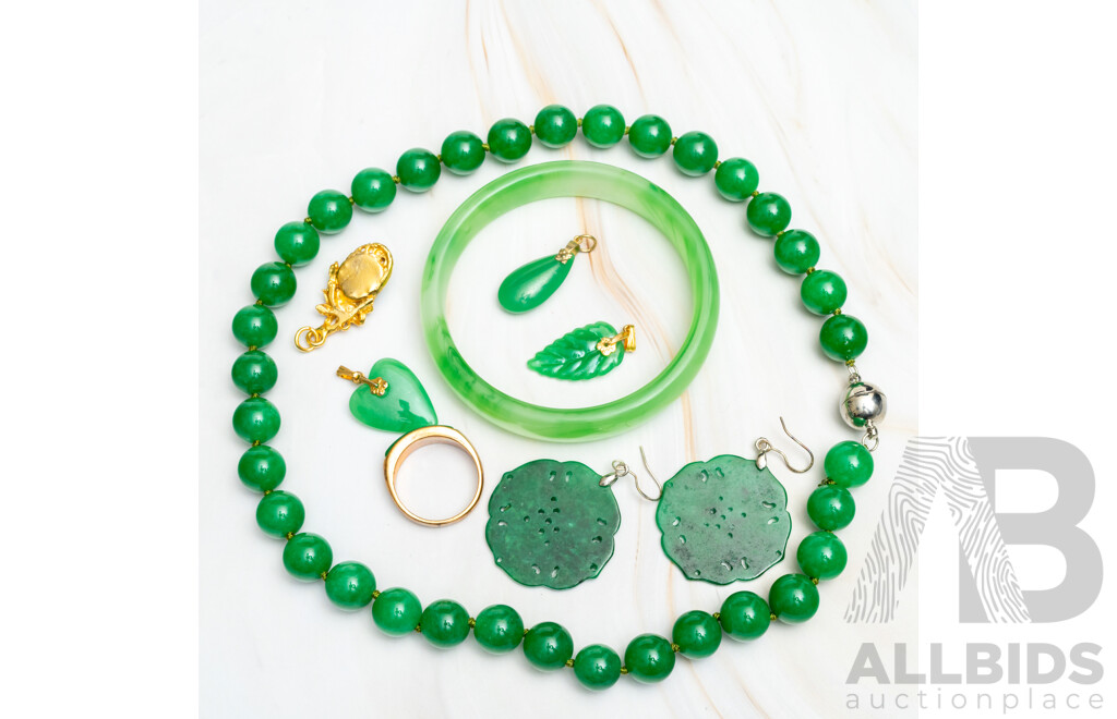 Collection of Vintage Carved Jade/Green Agate Jewellery Items Including Bangle & Beaded Necklace