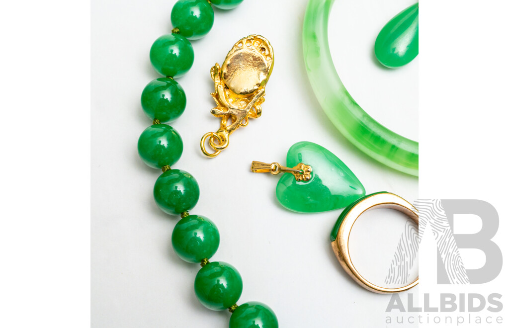 Collection of Vintage Carved Jade/Green Agate Jewellery Items Including Bangle & Beaded Necklace