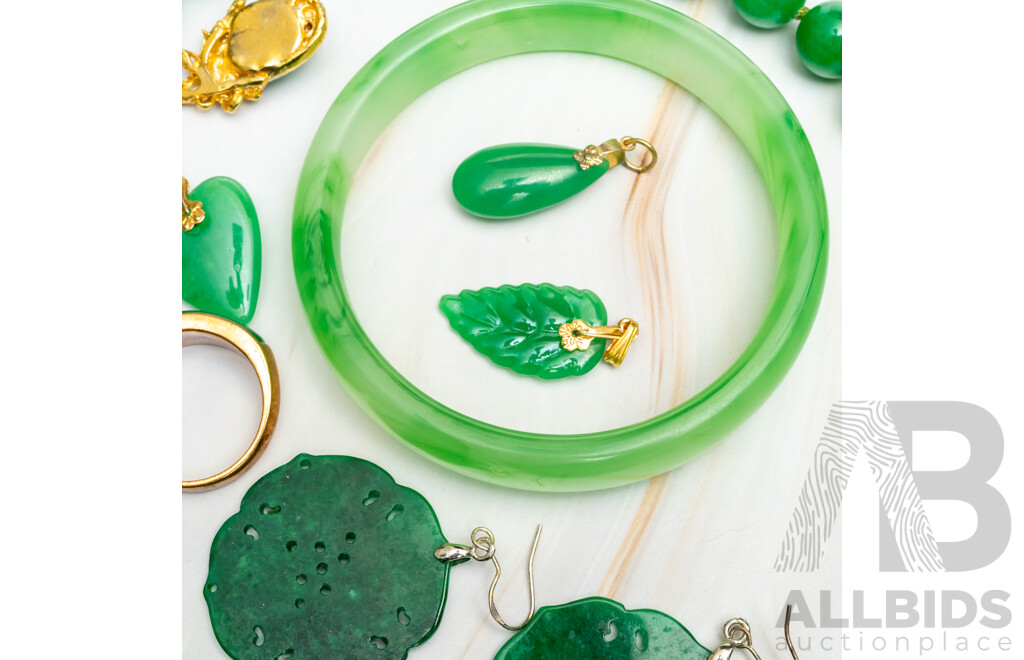 Collection of Vintage Carved Jade/Green Agate Jewellery Items Including Bangle & Beaded Necklace