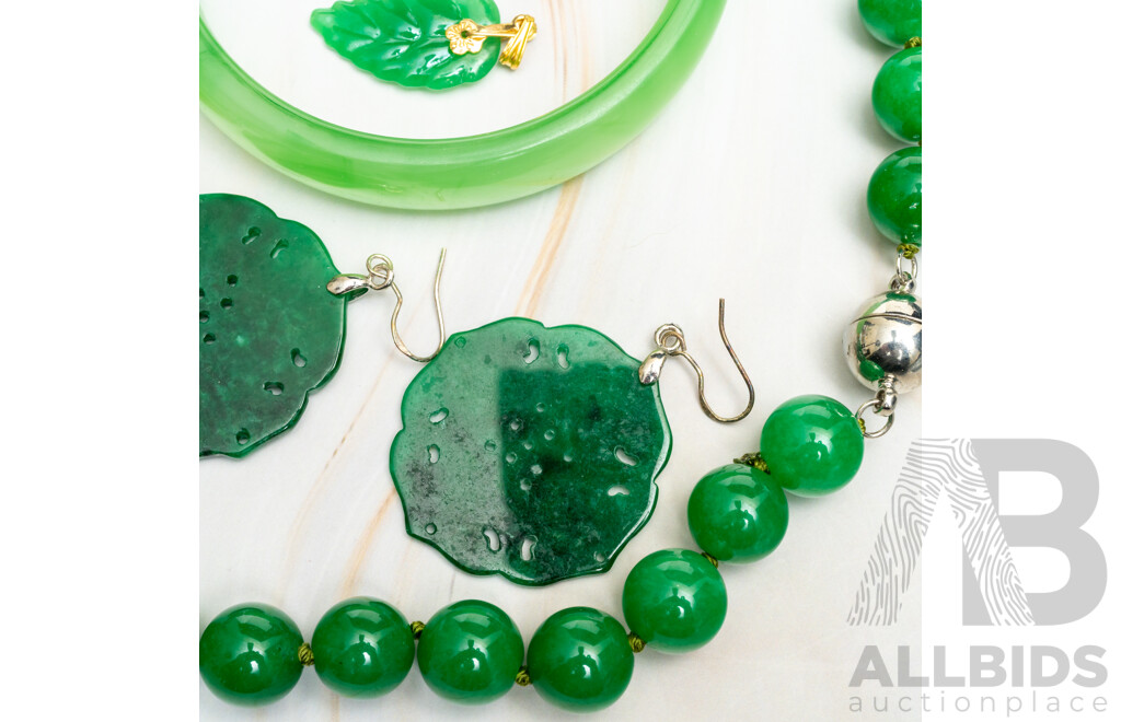 Collection of Vintage Carved Jade/Green Agate Jewellery Items Including Bangle & Beaded Necklace