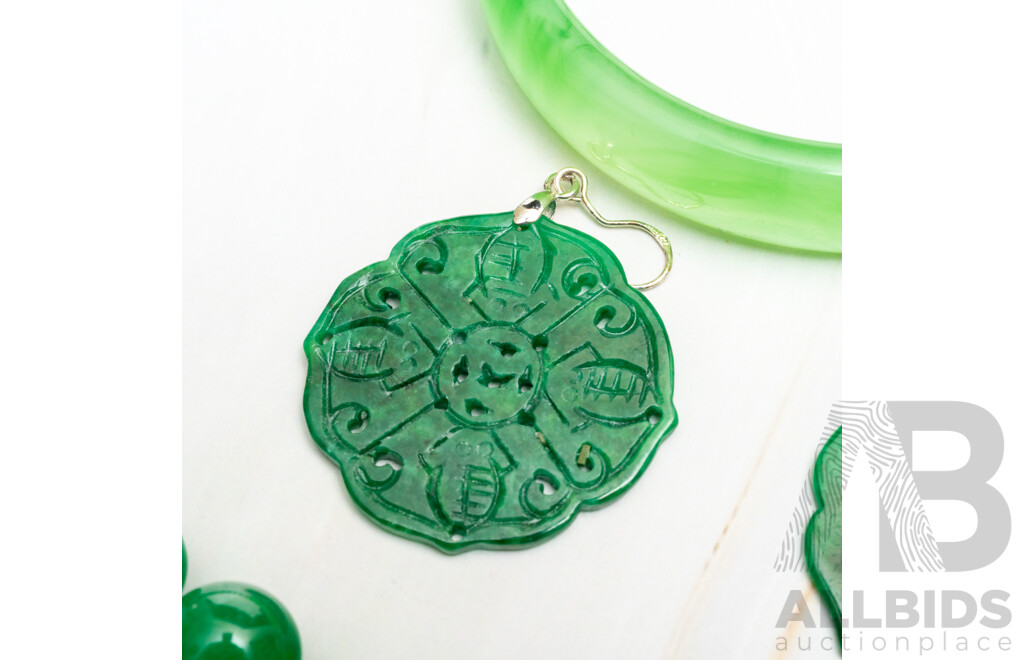 Collection of Vintage Carved Jade/Green Agate Jewellery Items Including Bangle & Beaded Necklace