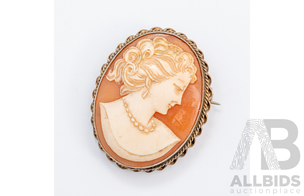 8ct Vintage Carved Shell Cameo Brooch, 33mm X 28mm, 6.21 Grams