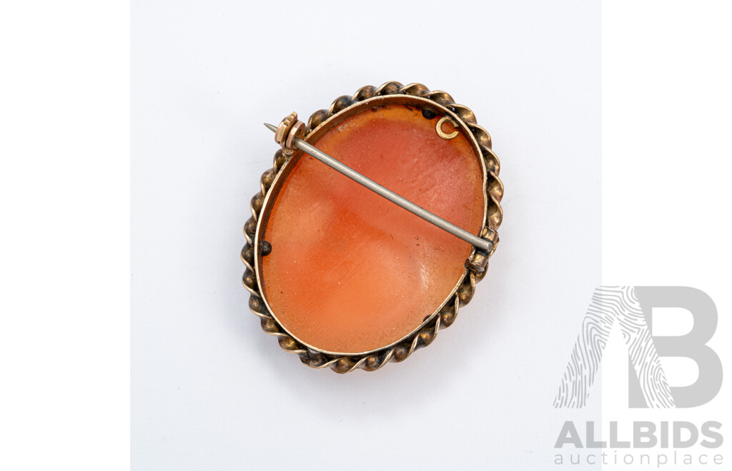 8ct Vintage Carved Shell Cameo Brooch, 33mm X 28mm, 6.21 Grams
