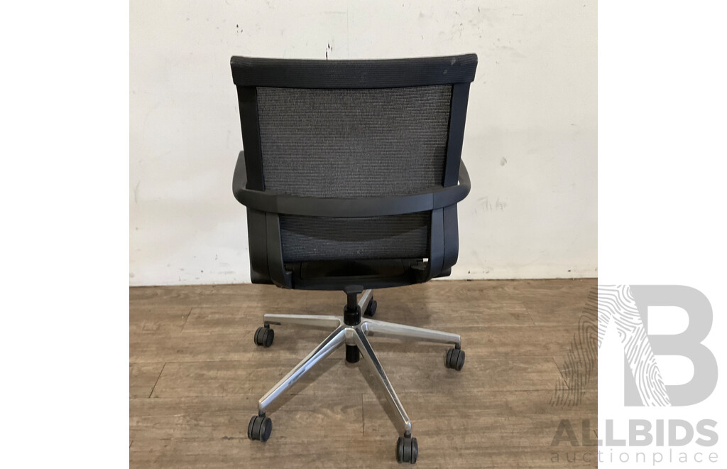 Mesh Office Chair & ANKO P70B20AP Microwave Oven - Lot of 2
